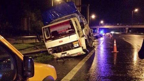 Kamyon Bariyerlere Girdi.