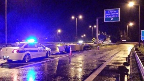 Kamyon Bariyerlere Girdi.