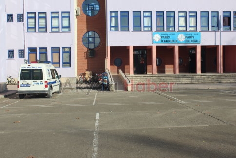 Hırsızlar Okulun Altını Üstüne Getirdiler. Kapıları Kırdılar 