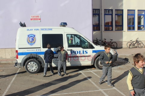 Hırsızlar Okulun Altını Üstüne Getirdiler. Kapıları Kırdılar 