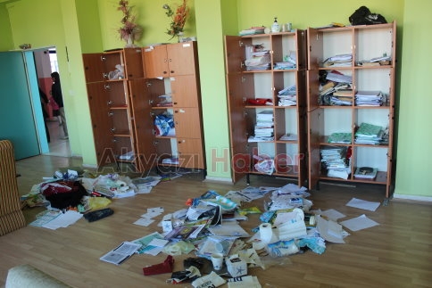 Hırsızlar Okulun Altını Üstüne Getirdiler. Kapıları Kırdılar 