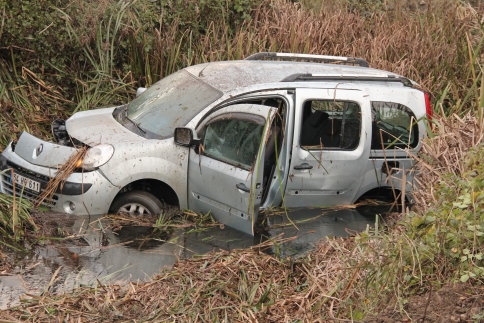 Bayan Sürücü Kanala Uçtu