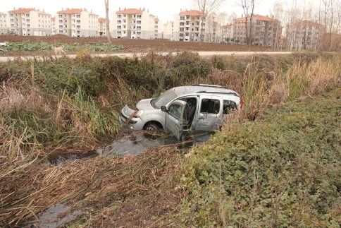 Bayan Sürücü Kanala Uçtu