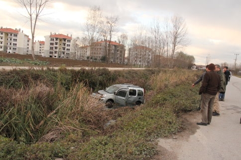 Bayan Sürücü Kanala Uçtu