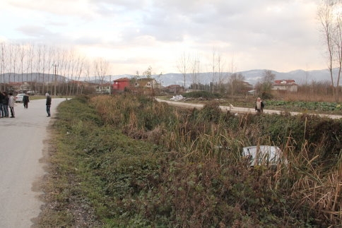 Bayan Sürücü Kanala Uçtu