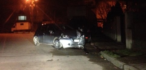 Virajı Alamayarak Bahçe Duvarına Çarptı