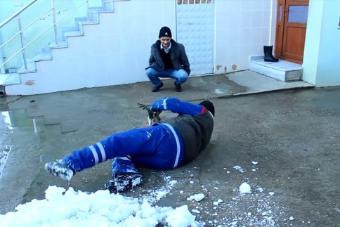 Tavuğu Yakaladı Sonrasında Kar'da Kayarak Takla Attı