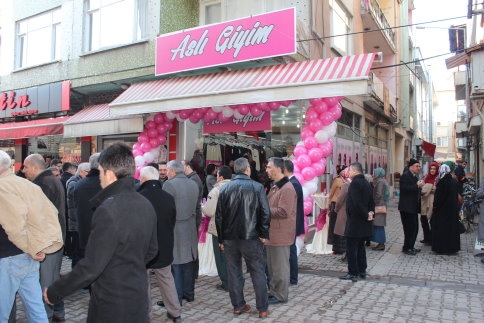Aslı Bayan Giyim Yenilen Yüzüyle Hizmete Açıldı