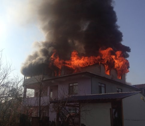 Akyazı İlçe Merkezinde Bina Yangını