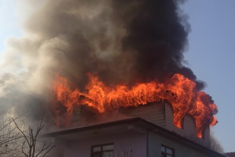 Akyazı İlçe Merkezinde Bina Yangını