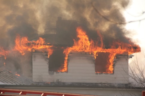 Akyazı İlçe Merkezinde Bina Yangını