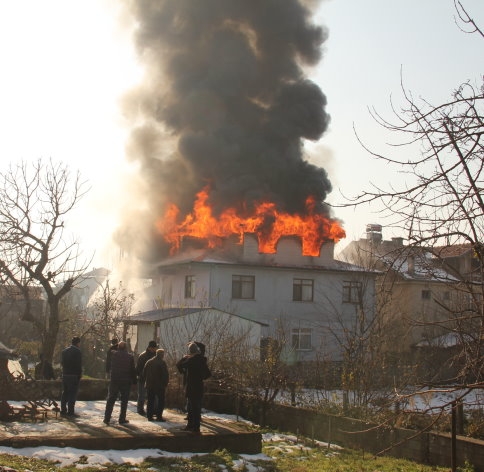 Akyazı İlçe Merkezinde Bina Yangını