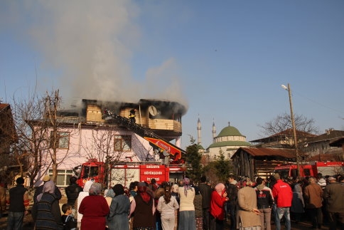 Akyazı İlçe Merkezinde Bina Yangını