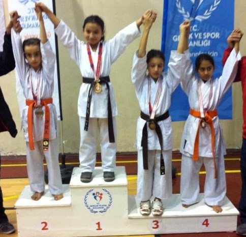 Karatecilerden 2 Birincilik. 3 İkincilik Madalyası
