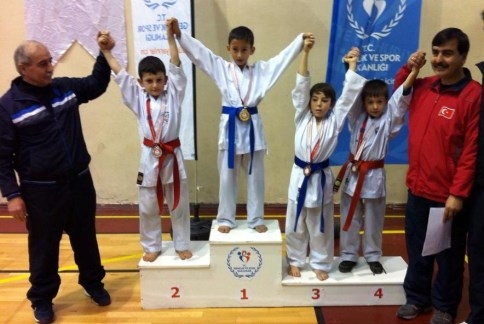 Karatecilerden 2 Birincilik. 3 İkincilik Madalyası