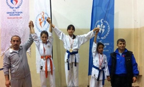 Karatecilerden 2 Birincilik. 3 İkincilik Madalyası