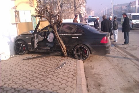 Kontrolden Çıkan Otomobil Evin Duvarına Çarptı 