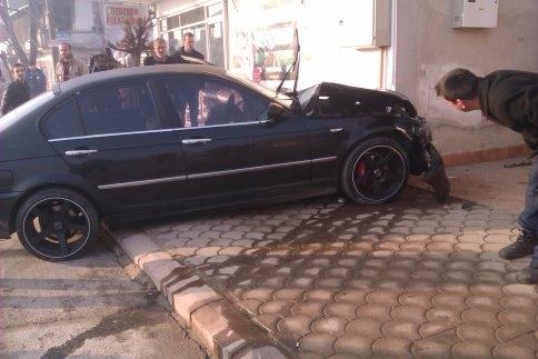 Kontrolden Çıkan Otomobil Evin Duvarına Çarptı 