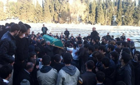 Minik Elleriyle Abisinin Mezarına Çiçek Dikti