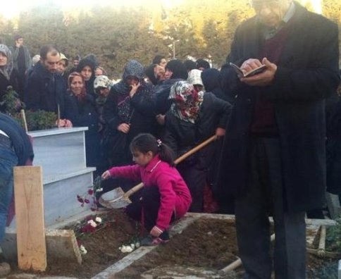 Minik Elleriyle Abisinin Mezarına Çiçek Dikti