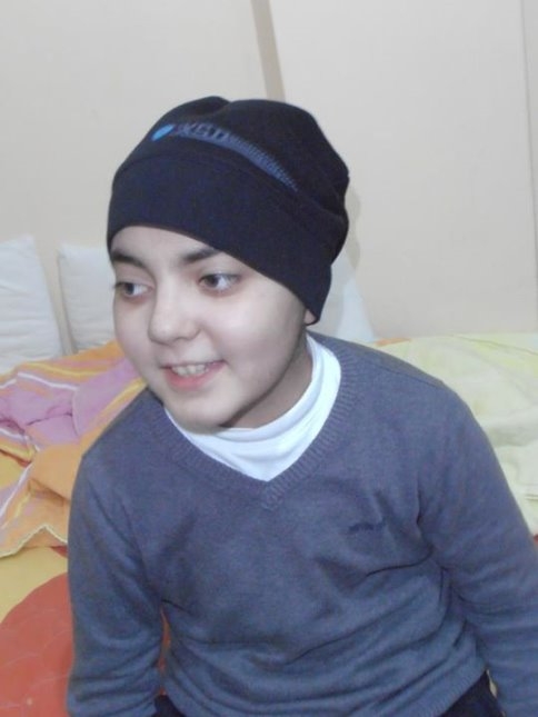 Minik Elleriyle Abisinin Mezarına Çiçek Dikti