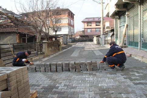 Akyazı’da Örnek Sokak Çalışmaları Sürüyor