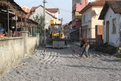 Akyazı’da Örnek Sokak Çalışmaları Sürüyor