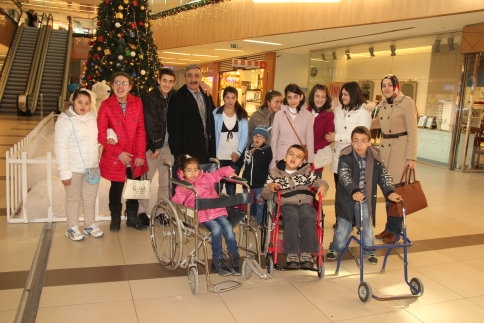 Engelli Öğrenciler İlk Kez Avm Ziyaret Etti