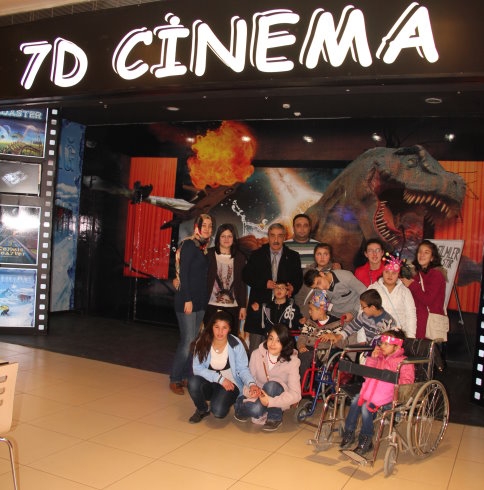 Engelli Öğrenciler İlk Kez Avm Ziyaret Etti