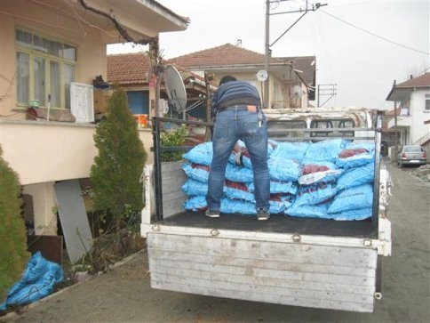 Akyazı Belediyesi İhtiyaç Sahibi Ailelere  Yardımlarına Devam Ediyor