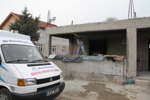 Akyazi’da Zarar Gören Evler Yeniden Onarılıyor