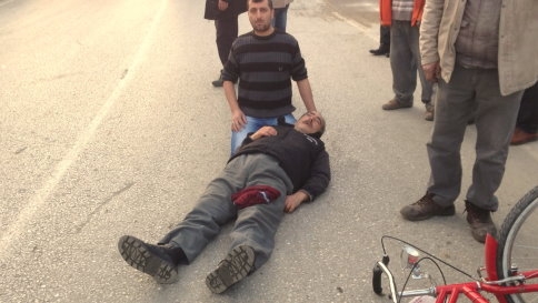 Bisikletli Sürücü Otomobile Çarptı bir yaralı 