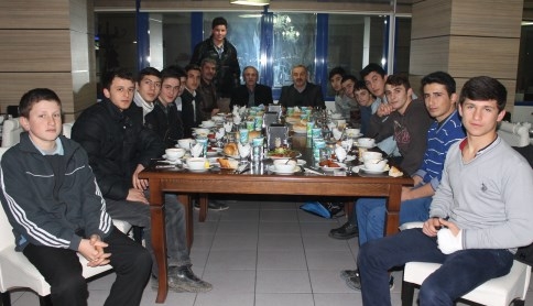 Derece Yapan Güreşçileri Gözde Pizza Ağırladı