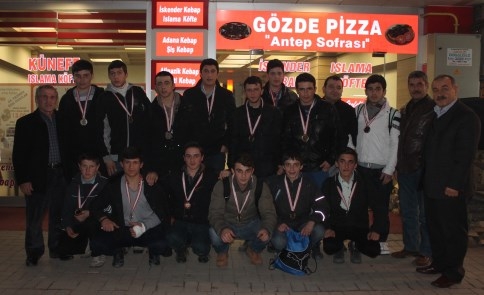 Derece Yapan Güreşçileri Gözde Pizza Ağırladı