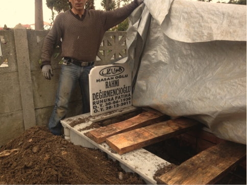 Adli Tıp’a gönderilmek üzere Mezardan Çıkarıldı