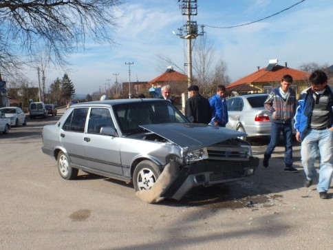 Kuzuluk'ta Maddi Hasarlı Trafik Kazası