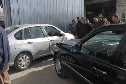 İki otomobilin Arasında Sıkıştı