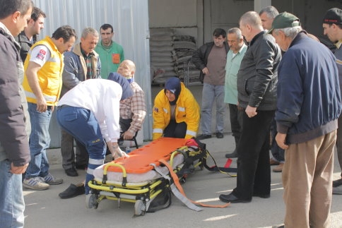 İki otomobilin Arasında Sıkıştı