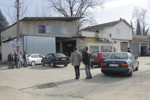 İki otomobilin Arasında Sıkıştı