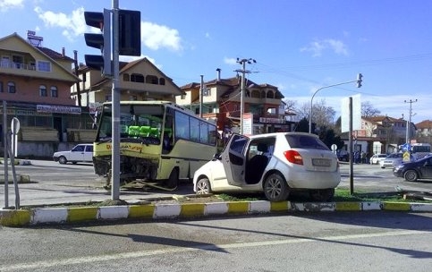 Kuzuluk İhlas Kavşağında Trafik Kazası 2 Yaralı