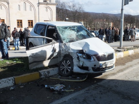 Kuzuluk İhlas Kavşağında Trafik Kazası 2 Yaralı