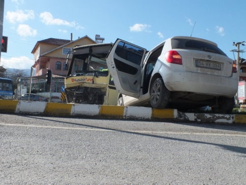 Kuzuluk İhlas Kavşağında Trafik Kazası 2 Yaralı