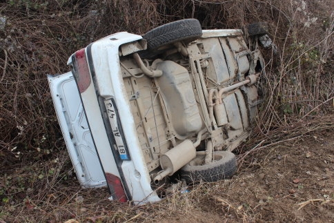 Yoldan Çıkan Otomobil Tarlaya Uçtu