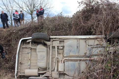 Yoldan Çıkan Otomobil Tarlaya Uçtu