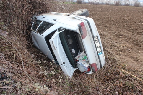 Yoldan Çıkan Otomobil Tarlaya Uçtu