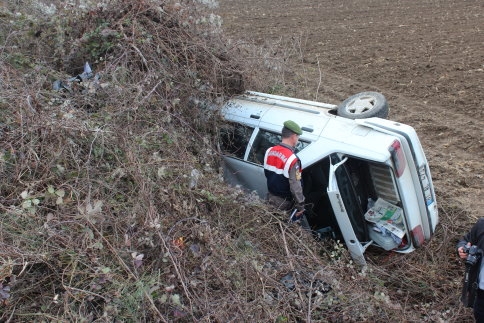 Yoldan Çıkan Otomobil Tarlaya Uçtu