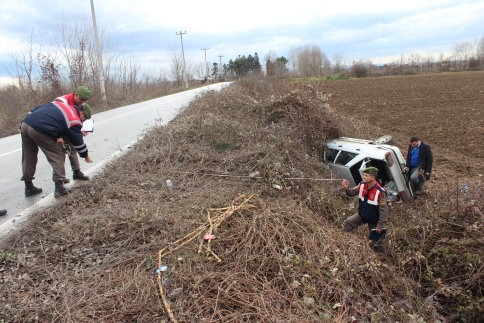 Yoldan Çıkan Otomobil Tarlaya Uçtu