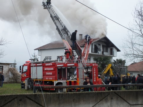 Kuzuluk’ta Çatı Yangını
