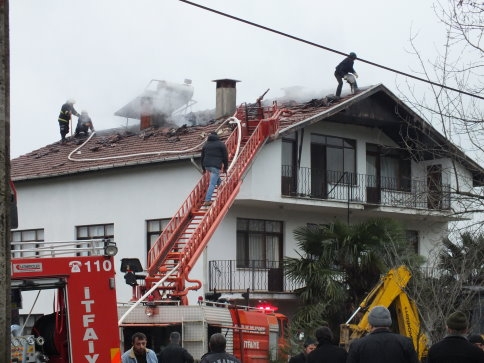 Kuzuluk’ta Çatı Yangını
