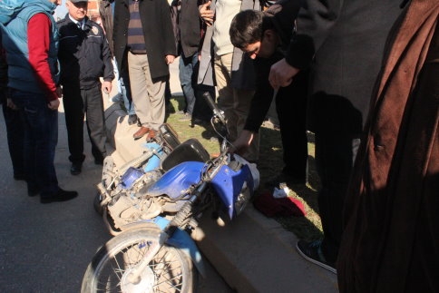 Otomobile Arkadan Çarptı